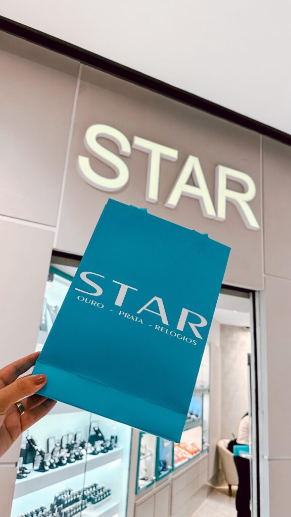 Imagem promocional da empresa - No fundo nossa loja no Center Shopping de Uberlândia.